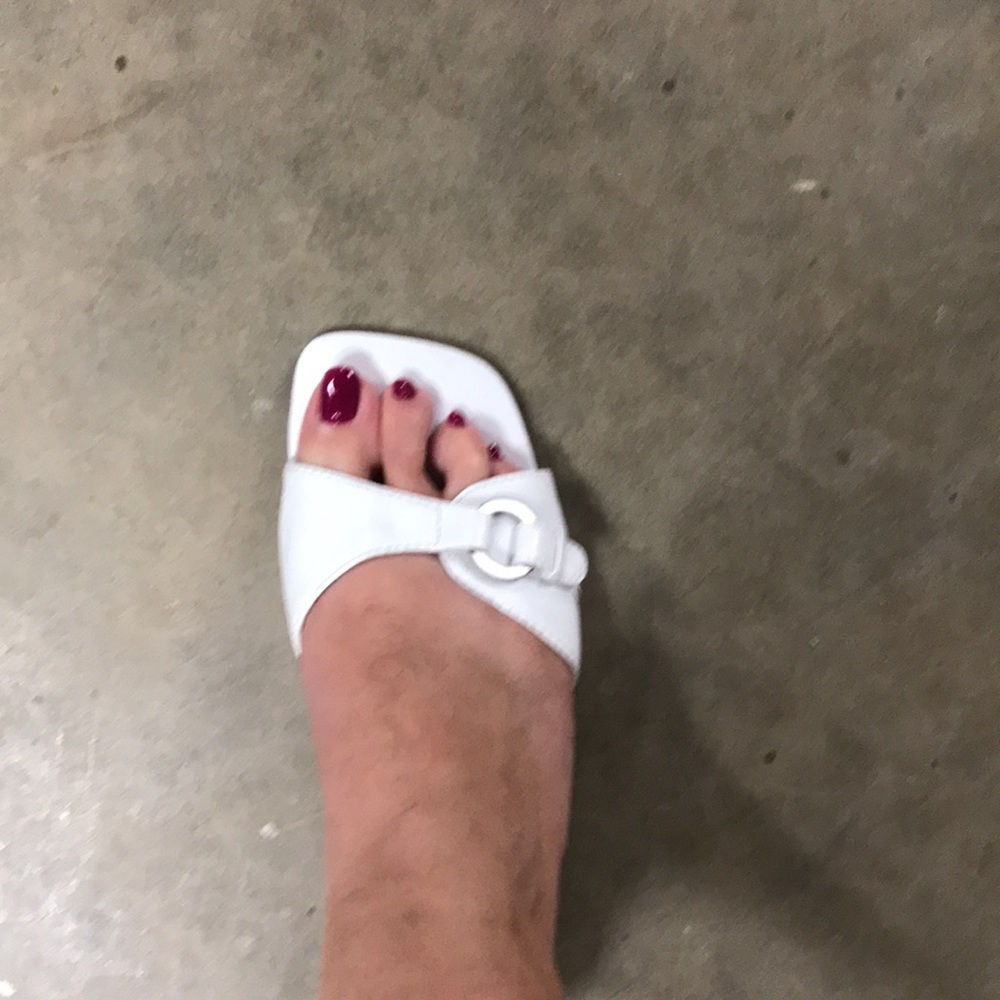 Rampage, white, size 9.5, 2.5” heel